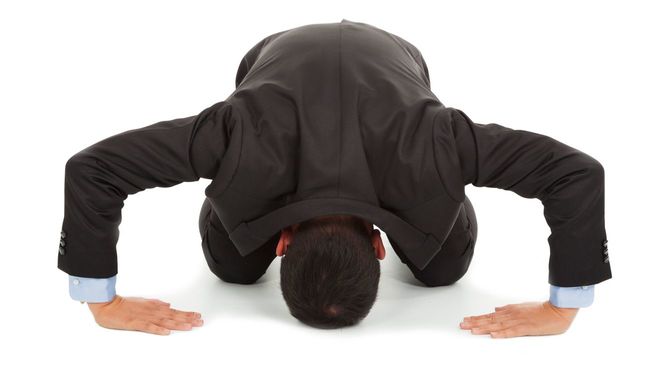土下座で謝罪する日本人ビジネスパーソン