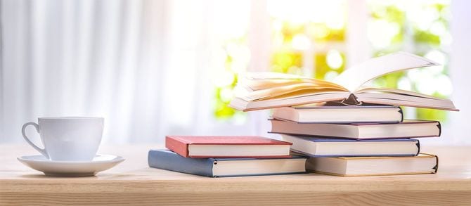 本とコーヒーカップ