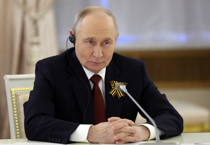 スルプスカ共和国のシニシャ・カラン大統領との会談に出席するロシアのプーチン大統領
