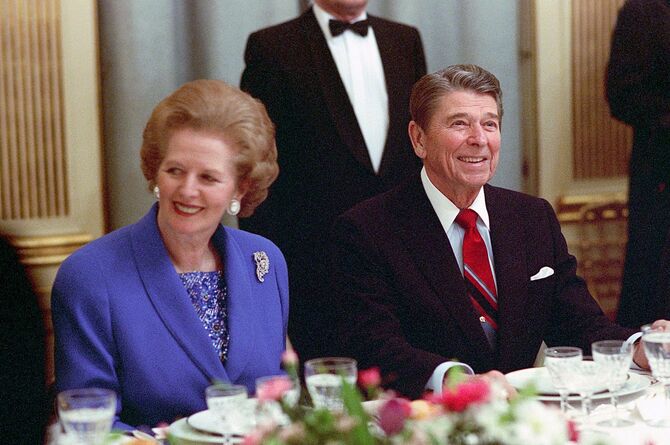 1988年3月2日、夕食会でのサッチャー英首相（当時）とレーガン米大統領（当時）