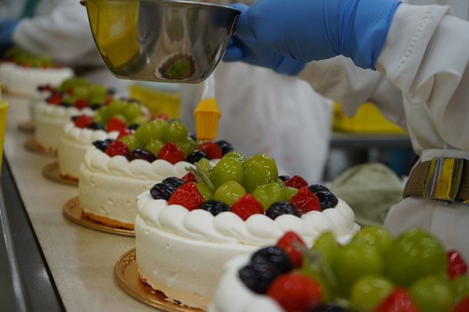 フルーツの載ったケーキの製造工程