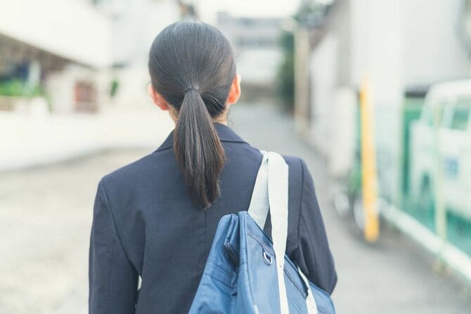 女子高校生の後ろ姿