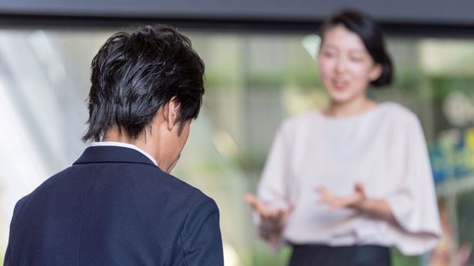 女性の話に耳を傾ける男性