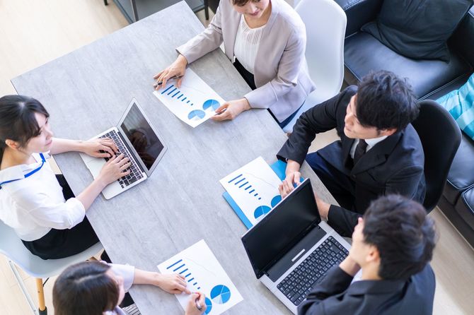 オフィスの若いビジネスパーソンたち