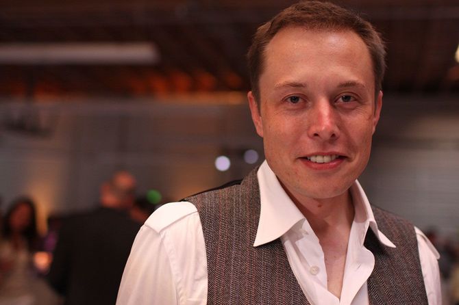 2008年7月19日、メンローパークでのテスラのグランドオープン。テスラ会長、イーロン・マスク