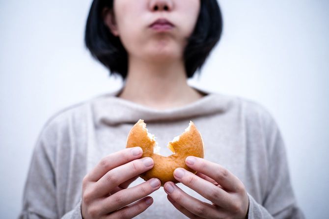 ドーナツを食べる女性