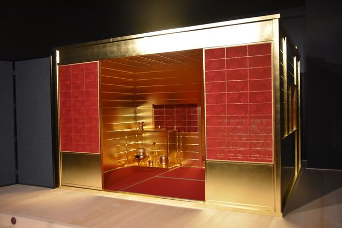 復元され、一般公開が始まった豊臣秀吉の「黄金の茶室」=2022年3月27日、佐賀県唐津市の県立名護屋城博物館