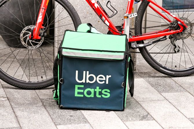 路上に置かれたUber Eatsのバッグ