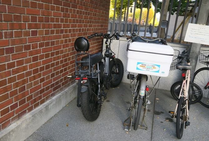 【画像1】ナンバープレートが付いていない「ペダル付き電動原付バイク(モペッド)」