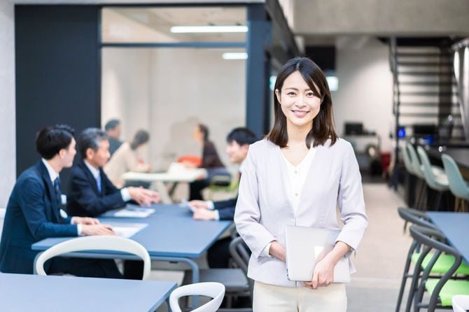 オフィスで働くキャリアウーマン