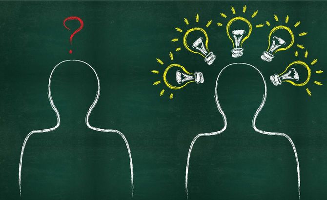 黒板に描かれたクエスチョンを掲げる人とひらめきを掲げる人