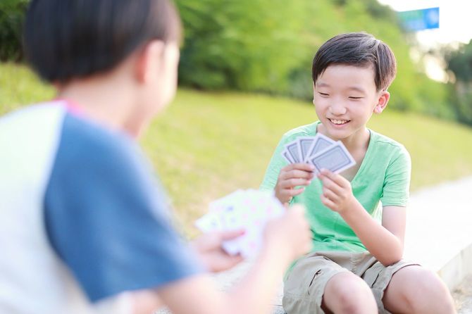 トランプをする少年たち