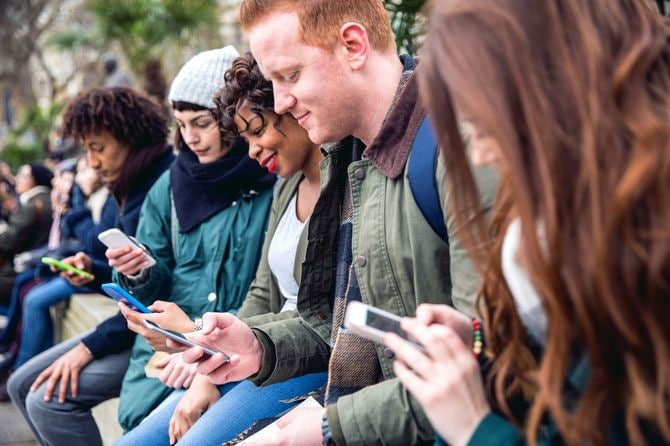 スマホを眺める多くの若者たち