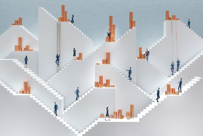 あちこちに積みあがったコインと、たくさんの階段を上り下りする人たち