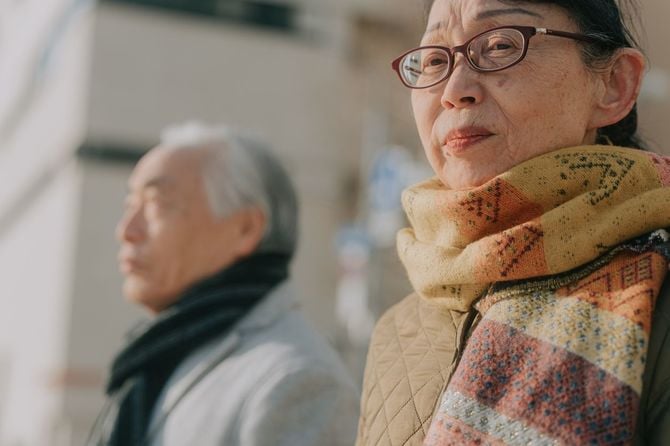 マフラーを巻いた高齢夫婦