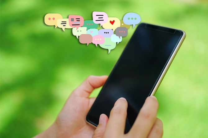 スマートフォンでチャットをしている女性の手元