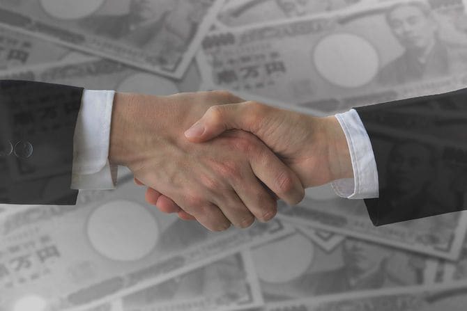 日本のお金の画面で握手