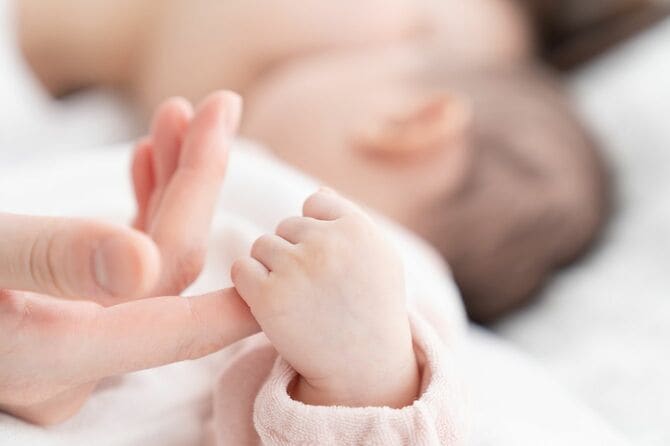 赤ちゃんの手とお母さんの手
