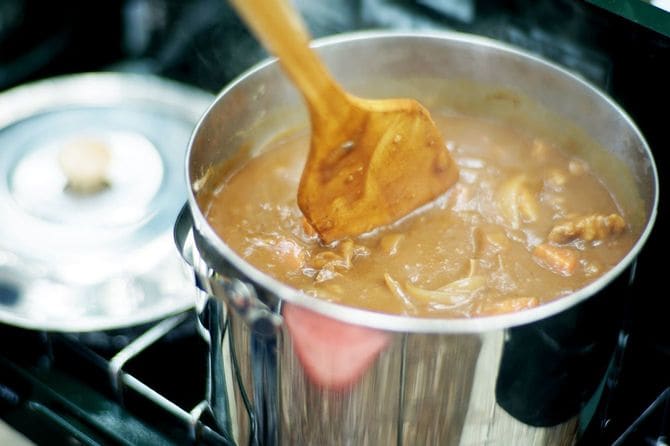 キャンプでカレーを作る