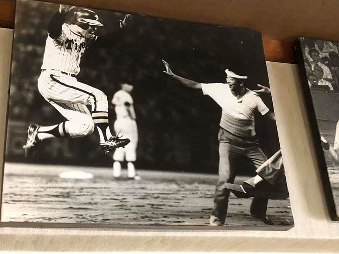 殊勲打を打った池田氏と、喜びのあまりグラウンドに乱入したファン