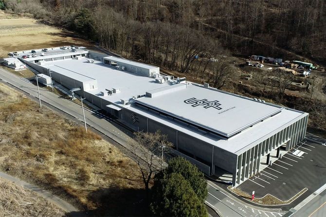 ブロッコリースーパースプラウトの生産施設（山梨県北杜市）。傾斜地の地下に栽培エリアを設置することで、通年で温度変化が少ない栽培環境を実現している。