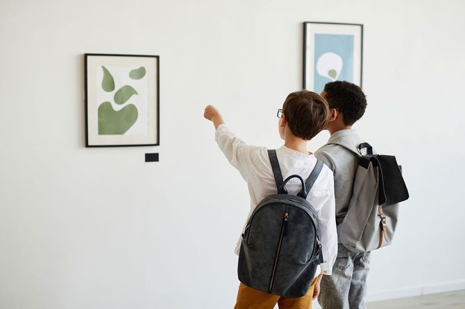 美術館で絵画鑑賞をする子供