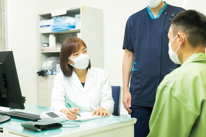 診察中のおおたわ先生