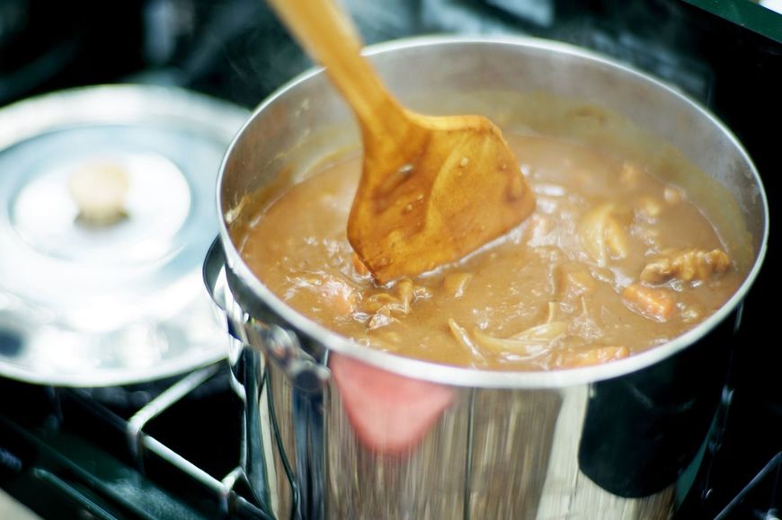 キャンプでカレーを作る
