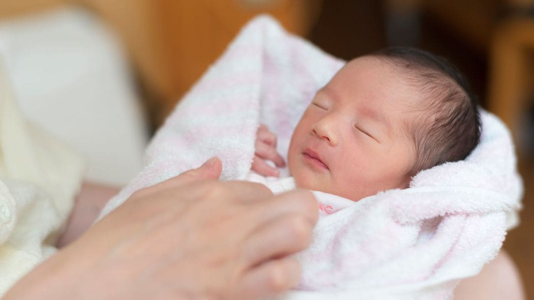 ｢真夏でも靴下を｣｢母乳をよく分泌する食べ物は…｣保健師のおかしな助言を撃退する質問フレーズ 新生児訪問がかえって保護者のストレスに