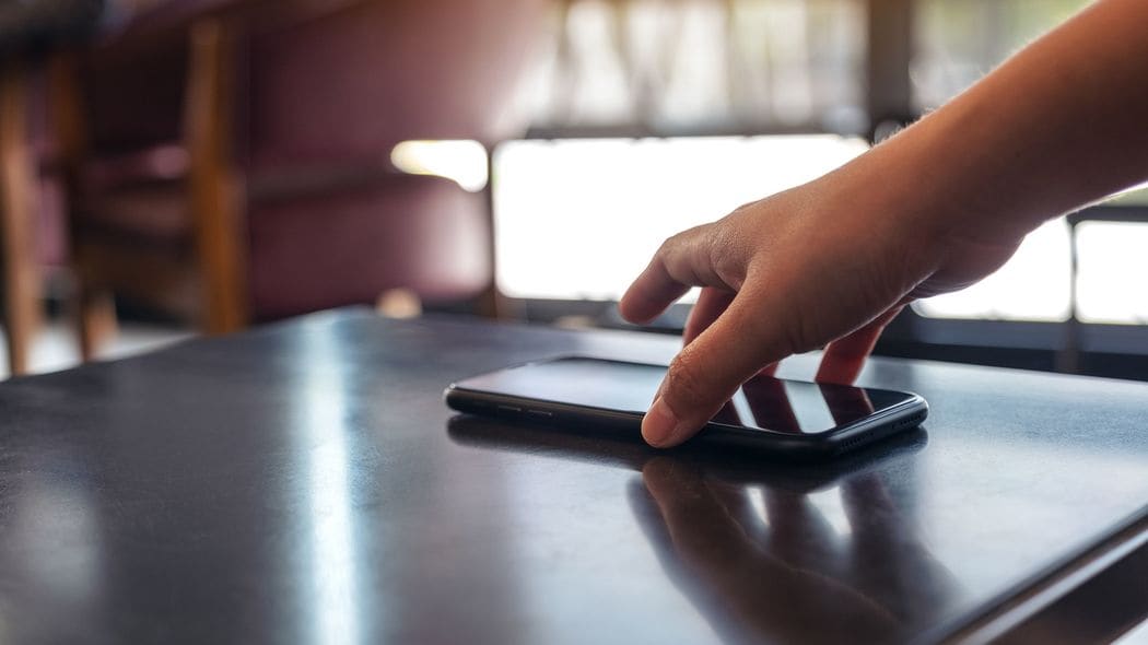 スマホをテーブル上に置くと親近感が低下する…心理学研究が明かした｢相手に好かれる人｣のさりげない仕草 仕事のできる人は｢アイスコーヒー｣は注文しない