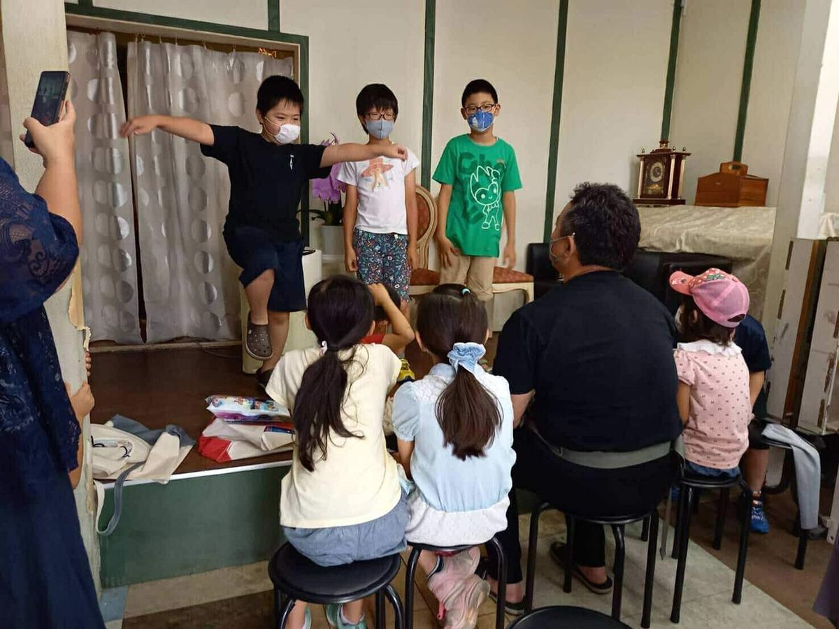 子どもの漫才を見守る小川さん