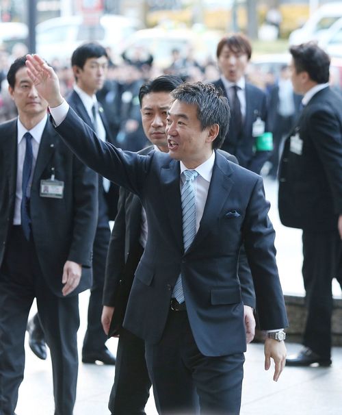 2015年12月、大阪市長の退任セレモニーで手を振る橋下氏
