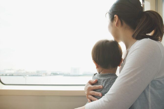 日本の母親と息子が電車に乗っている