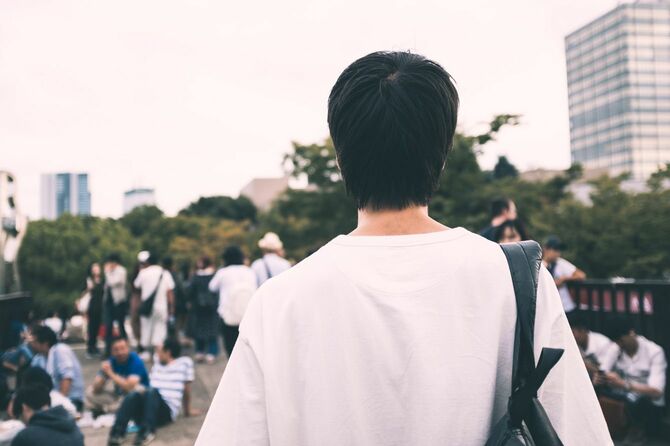 人々を眺める若者
