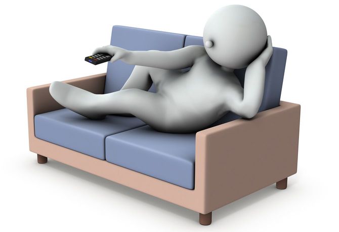 ソファに横たわってザッピングする肥満体型の男性
