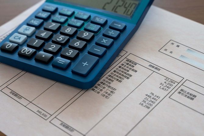 給与明細と電卓