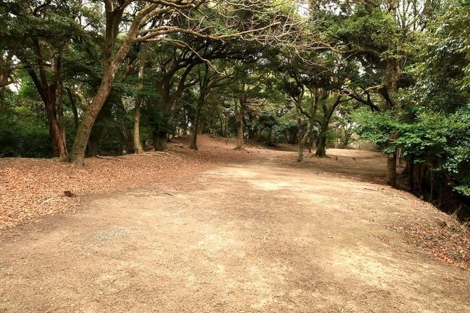 土塁の一部には「櫓跡」の標柱も立つ