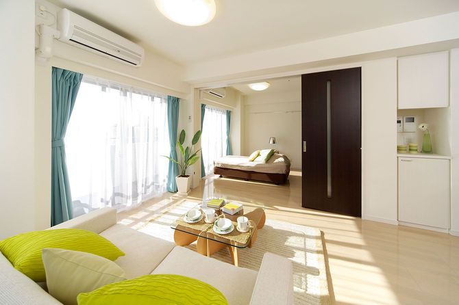 日が差しているリビングルーム