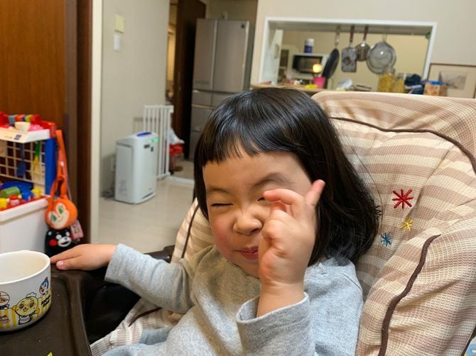 筆者が作った料理を食べる娘