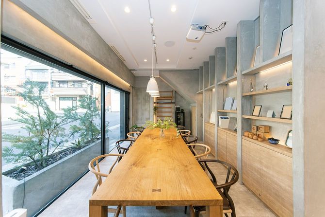 大きい窓とテーブルがある部屋