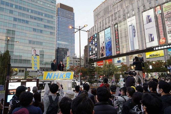 秋葉原駅前で街頭演説をする立花孝志氏と堀江貴文氏（＝2021年10月30日）