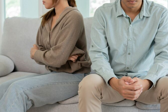 ソファに座って反発する夫婦