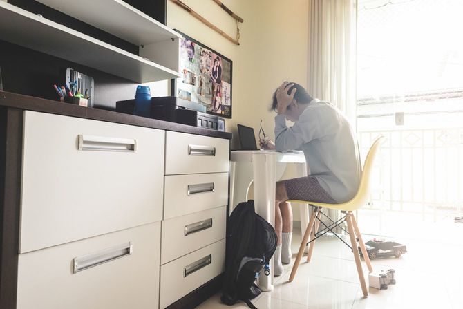 書斎スペースで頭を抱える男性