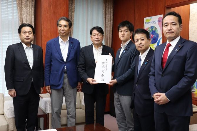 政府備蓄米の早期買い戻しなどを鈴木憲和農林水産相(中央右)に求める自民党の水田農業振興議員連盟の議員ら=2026年7月14日、同省