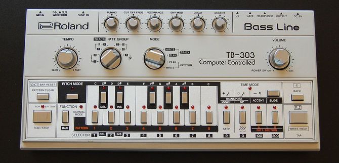 Roland「TB-303 Bass Line」