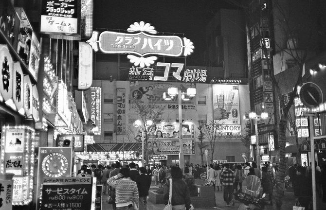 新宿コマ劇場の白黒写真