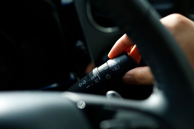 ウインカーレバーに伸びる手