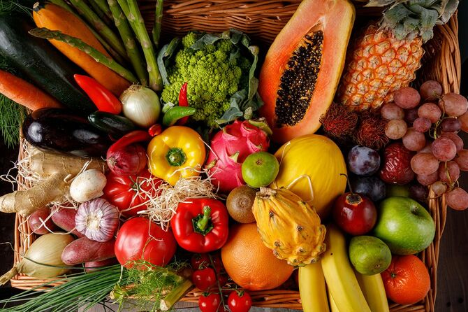 バスケットに入った新鮮な果物や野菜