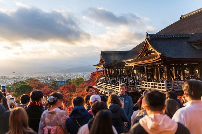 清水寺から紅葉を撮影する観光客