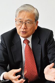 <strong>小久見善八●京都大学名誉教授・特任教授</strong>。1945年、徳島県生まれ。大阪府立北野高校卒、74年京都大学大学院工学研究科博士課程修了。京都大学助手、84年助教、92年教授を経て、2009年より現職。新エネルギー・産業技術総合開発機構(NEDO)革新型蓄電池先端科学基礎研究事業のプロジェクトリーダーとして活躍。